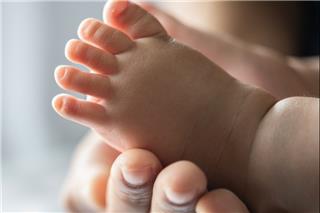 Συγκλονίζει η μητέρα του βρέφους που βρέθηκε νεκρό στην Αθήνα - «Μπέμπα μου ξύπνα»