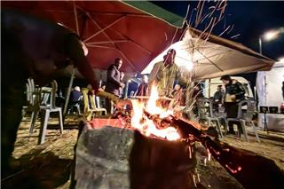 Εορταστικό τραπέζι στα μπλόκα έστησαν οι αγρότες το βράδυ των Χριστουγέννων – Φαγητό, μουσική και μήνυμα συνέχισης του αγώνα