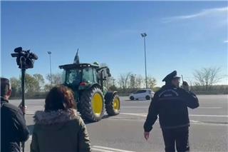 Οι αγρότες έκλεισαν την εθνική και στο ύψος των Μαλγάρων: Ένταση με οδηγούς, δείτε πού υπάρχουν μπλόκα