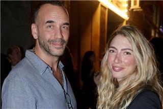 Ποια πασίγνωστη τραγουδίστρια θα βαφτίσει τον γιο του Πάνου Μουζουράκη