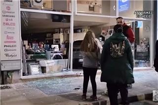 Ναύπλιο: Αυτοκίνητο «καρφώθηκε» σε κατάστημα ηλεκτρικών ειδών - Στο νοσοκομείο η οδηγός