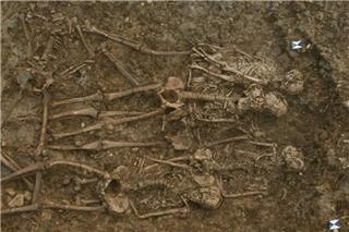 Δεκάδες σκελετοί ανακαλύφθηκαν σε μεσαιωνικό νεκροταφείο εκτελεσμένων εγκληματιών της Αγγλίας