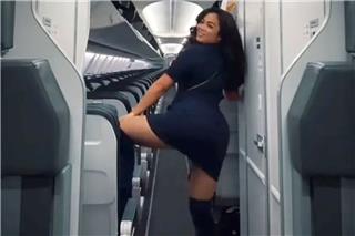 Αεροσυνοδός έκανε twerking σε αεροπλάνο για να γιορτάσει την πρόσληψή της και απολύθηκε