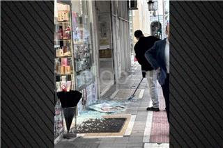 Πάτρα: Ισχυρή ανεμοθύελλα σάρωσε το κέντρο της πόλης – Έσπασαν τζαμαρίες και δέντρα