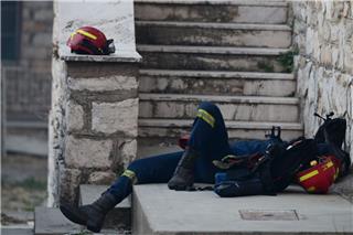 Αττική: Η συγκλονιστική φωτογραφία του εξαντλημένου πυροσβέστη