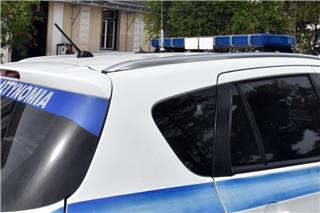 Θεσσαλονίκη: Ανδρας σε αμόκ έσπαγε αυτοκίνητα με τσεκούρι – Τρομοκρατημένοι οι γείτονες