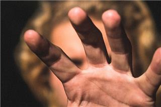 Κορωπί: Συγκλονίζει φίλη της 40χρονης – «Δεν ξέρει ότι η κανονική αγάπη δεν πονάει, θα τον αθωώσει πανηγυρικά»