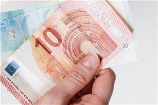 Μπαράζ πληρωμών έως το τέλος του μήνα: Ποιοι παίρνουν 250€, συντάξεις, δώρο Χριστουγέννων και 18 επιδόματα