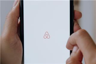 Χριστούγεννα 2025: Τι πρέπει να ξέρετε πριν κλείσετε Airbnb – Όλες οι αλλαγές