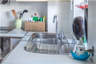 Το λάθος που κάνουν όλοι στην κουζίνα – και μπορεί να καταστρέψει το σπίτι και το περιβάλλον