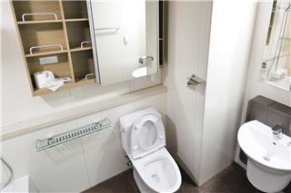 Θεσσαλονίκη: Έστησε κάμερα σε τουαλέτα και βιντεοσκοπούσε πελάτισσα