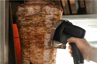 Σουβλάκι: «Ζαλίζει» η τιμή του τυλιχτού - Αγγίζει πλέον τα 5 ευρώ