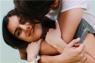 Τι είναι το «phubbing» που καταστρέφει τις σχέσεις