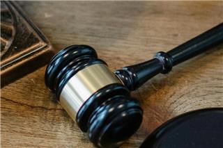 Στα δικαστήρια Πειραιά η 46χρονη που σκότωσε την πεθερά της στη Σαλαμίνα - Τα στοιχεία που την πρόδωσαν