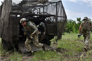 ΝΑΤΟ: Eξετάζει το ενδεχόμενο να γίνει «πιο επιθετικό» απέναντι στη Ρωσία