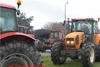 Οι αγρότες πέρασαν τον αστυνομικό φραγμό και ετοιμάζονται για μπλόκο στο τελωνείο Προμαχώνα