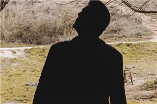 Ο άνθρωπος που κορόιδεψε τον θάνατο επτά φορές, και μετά τον ξεπλήρωσε το σύμπαν