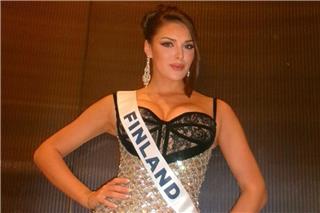 Σάλος στη Φινλανδία μετά τη «ρατσιστική» χειρονομία της Miss Finland, της πήραν τον τίτλο