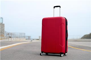 Γιατί κάποιες αεροπορικές εταιρείες φορτώνουν πρώτα όσες βαλίτσες είναι κόκκινες