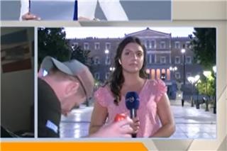 Μεθυσμένος με μπύρα στο χέρι τραγουδούσε και χόρευε δίπλα σε ρεπόρτερ του Action24 στο Σύνταγμα