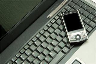 Γιατί η Gen Z κάνει «στροφή» στη ρετρό τεχνολογία;