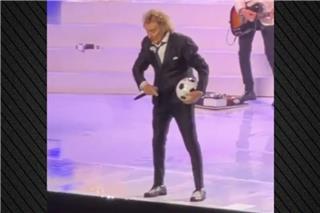 Εκνευρισμένος ο Ροντ Στιούαρτ με θεατή στη συναυλία του στην Αθήνα: Χαλάς το σόου, φύγε από τη μέση, του είπε