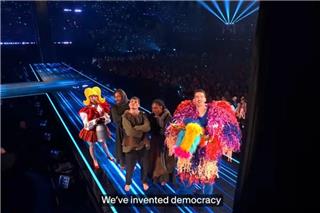Eurovision: «Εμείς εφηύραμε τη Δημοκρατία» ισχυρίστηκαν οι Ελβετοί και το ελληνικό Twitter πήρε «φωτιά»