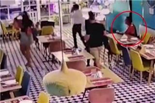 Ταϊλάνδη: Τραγικός θάνατος τουρίστα σε εστιατόριο - Πέρασε από γυάλινη πόρτα