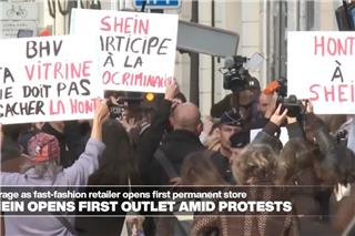 Xάος στο opening του Shein στο Παρίσι: Ουρές πελατών, πλήθη διαδηλωτών