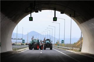 Ανοιξαν οι αγρότες τις σήραγγες στα Τέμπη, η Τροχαία εκτρέπει τα ΙΧ – Οι επόμενες κινήσεις τους