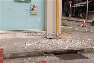 Λαμία: Σοβάδες έπεσαν στο κεφάλι περαστικού - Διακομίστηκε στο νοσοκομείο