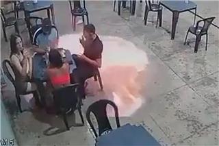 Η στιγμή που ένα σπίρτο προκαλεί πυρκαγιά σε βενζινάδικο