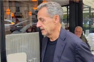 Σε εστιατόριο του Παρισιού ο Σαρκοζί μαζί με την Κάρλα Μπρούνι, μία ημέρα αφού βγήκε από τη φυλακή