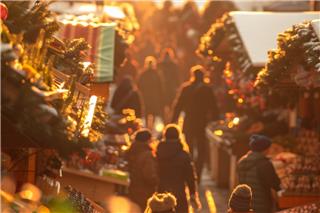 Εορταστικό ωράριο: Πότε ξεκινά - Ποιες Κυριακές θα είναι ανοιχτά τα καταστήματα