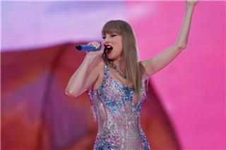 Taylor Swift: Έδωσε μπόνους $197 εκατ. στους συνεργάτες της: Η στιγμή που ξέσπασαν σε κλάματα μόλις το ανακοίνωσε