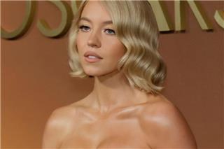 Η Σίντνεϊ Σουίνι έλαμψε στο κόκκινο χαλί των Governors Awards με το σικ και σeξι λουκ της