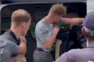 Καβγάς σε εκδρομή τουριστών στην Ταϊλάνδη: Βρετανός επιτέθηκε σε Αραβα με γροθιές επειδή έβαλε τα πόδια στο κεφάλι του