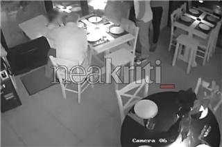 Αυγά, πέτρες και τραπέζια εναντίον του Μάκη Βορίδη στο Ηράκλειο – Κουκουλοφόροι εισέβαλαν σε εστιατόριο όπου δειπνούσε