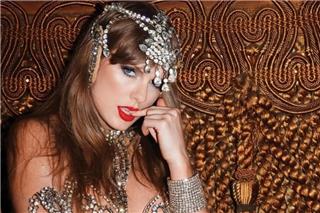 H Τέιλορ Σουίφτ αποκάλυψε το «πιο σeξι εξώφυλλο» για το νέο της άλμπουμ