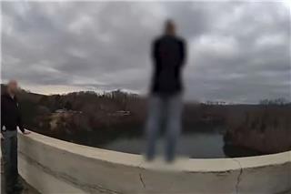Συγκλονιστικό βίντεο: Η στιγμή που αστυνομικός σώζει γυναίκα πριν πηδήξει από γέφυρα και αυτοκτονήσει στο Τενεσί