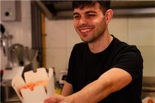 H ιστορία ενός Έλληνα που έκανε το πιτόγυρο viral στη χώρα της τουλίπας