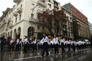 Με βροχή η μαθητική παρέλαση στη Θεσσαλονίκη