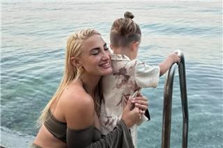 Ιωάννα Τούνη: Ταξίδι-αστραπή για χάρη του μικρού Πάρη – Συγκίνηση μετά το δικαστήριο