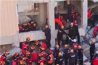 Κατέρρευσε επταώροφο κτίριο κοντά στην Κωνσταντινούπολη