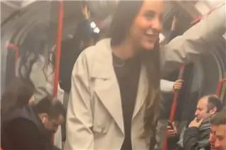 Δεν της έδωσε κανείς τη θέση του στο μετρό: Το βίντεο που δίχασε το TikTok