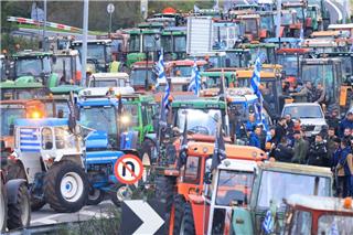 Αμετακίνητοι οι αγρότες: Κλιμακώνουν τις κινητοποιήσεις και διοργανώνουν συλλαλητήριο