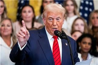 «Είσαι ηλίθια;»: Νέα επίθεση Τραμπ σε δημοσιογράφο