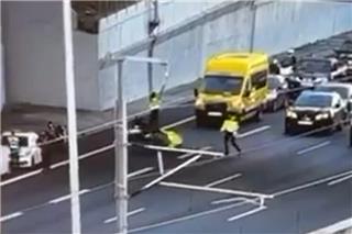 Οδηγός μοτοσικλέτας παρέσυρε τροχονόμο στην Αττική Οδό για να αποφύγει έλεγχο