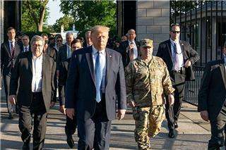 Ένας χρόνος Τραμπ: Η χαμηλή αποδοχή, ο πληθωρισμός και η μετανάστευση