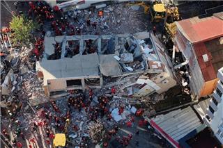 Τραγωδία στην Κωνσταντινούπολη: Ανασύρθηκε νεκρό 12χρονο αγόρι από τα συντρίμμια του επταώροφου κτιρίου